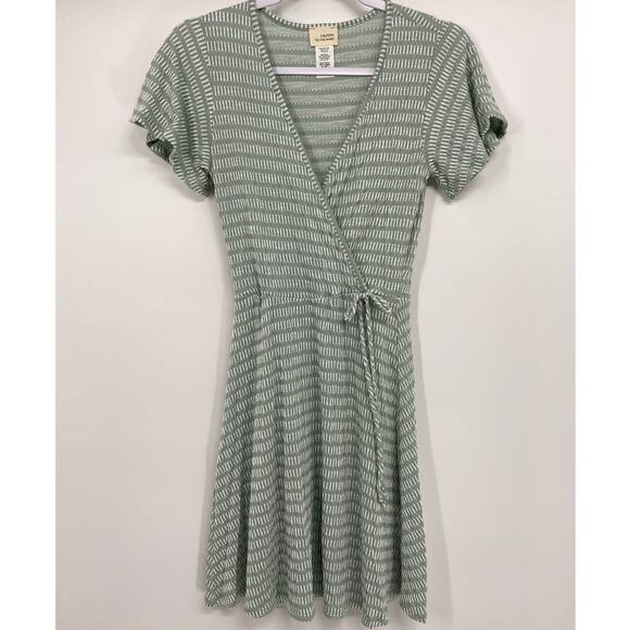 Caution to the Wind Green White Striped Short Sleeve Stretchy Dress NEW Small - Picture 1 of 10